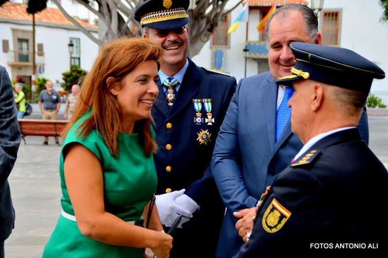 La alcaldesa Carmen Hernández con el comisario jefe del CNP, Jesús García Aller (Foto Antonio Alí)